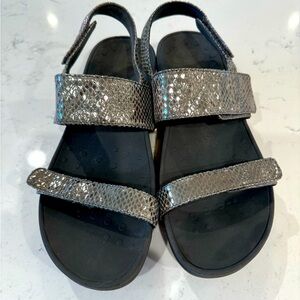 Vionic Bolinas silver sandals, size 9